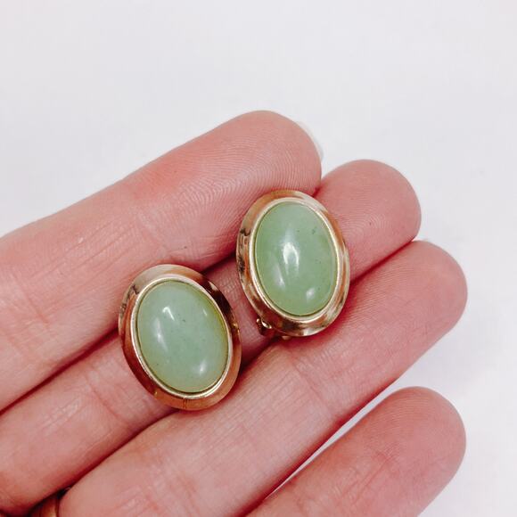 Vintage 1960s Jadeite Gemstone Cabochon Gold Tone Sage Green Clip On Earrings - Picture 3 of 11